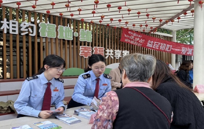 金秋送温暖 便民志愿行——宝山区税务局开展社区便民服务活动