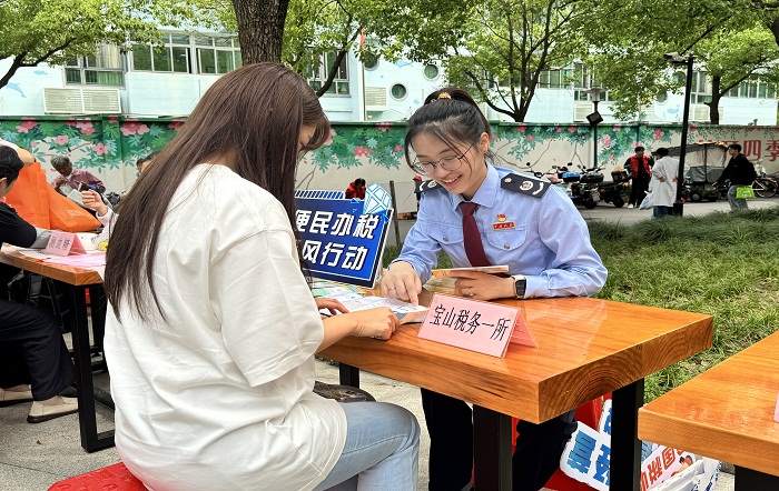 税宣添便利 服务送春风——宝山区税务局赴共建社区开展税宣活动