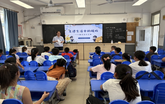 童心学税收 成长伴税行——宝山区税务局走进杨泰路实验小学暑托班开展税收课堂