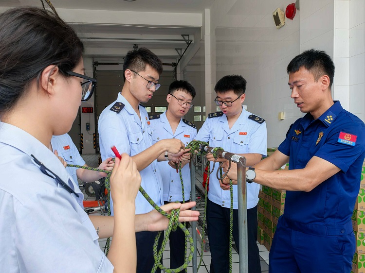 崇明区税务局前往区城桥消防救助站开展结对共建活动