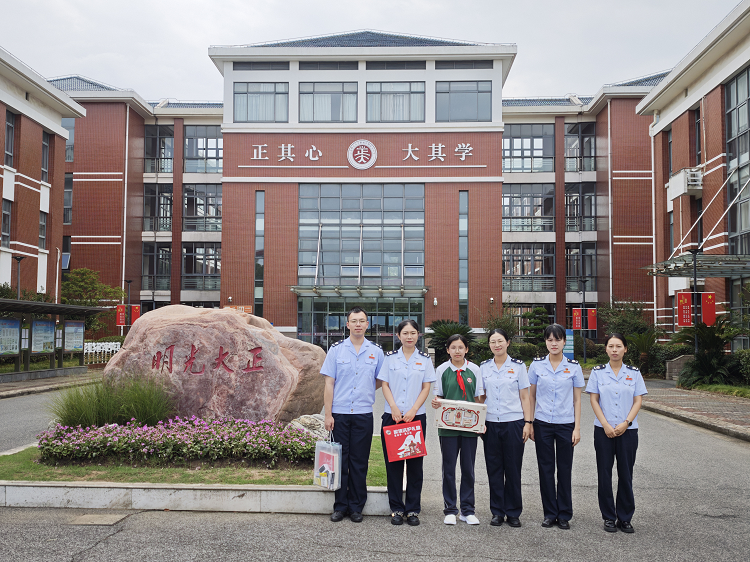 忆峥嵘传薪火 送温暖护成长——崇明区税务局“兴税小明”志愿服务团队慰问帮扶学生