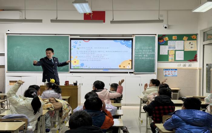 寒托班裏“稅”意濃 童心築夢向蔚藍——寶山區稅務局稅法宣傳走進楊行中心校愛心寒托班