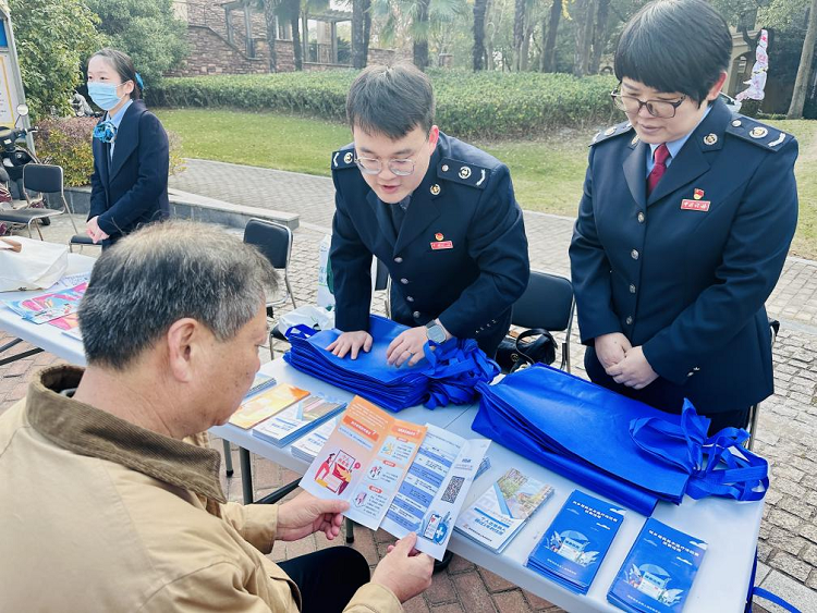 崇明區稅務局開展“稅法宣傳進家園”志願服務活動
