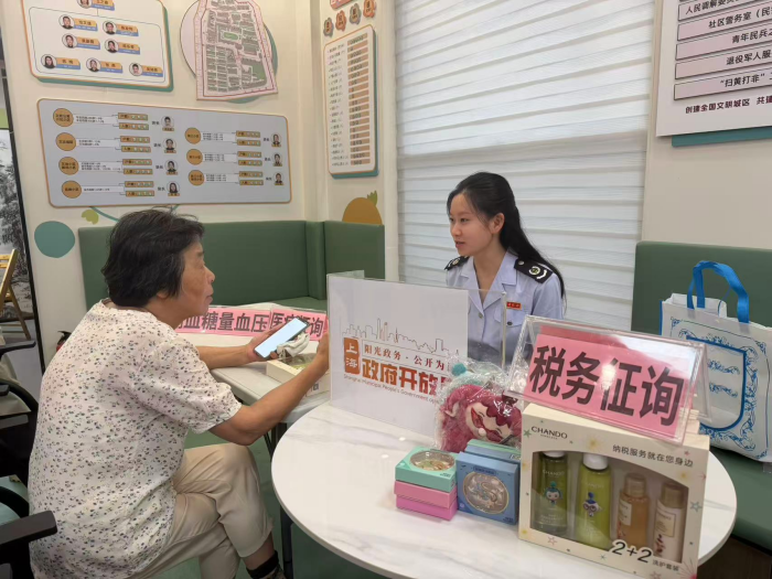虹口區稅務局走進文治居民區開展便民辦稅服務活動