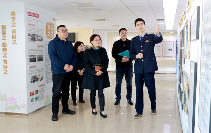 黃浦區人大常委會副主任、區總工會主席姚曉紅一行赴黃浦區稅務局開展工作調研