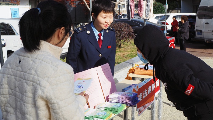 憲法宣傳周進社區 稅惠服務暖民心——靜安區稅務局走進幸福一村社區開展“稅問稅答”普法活動