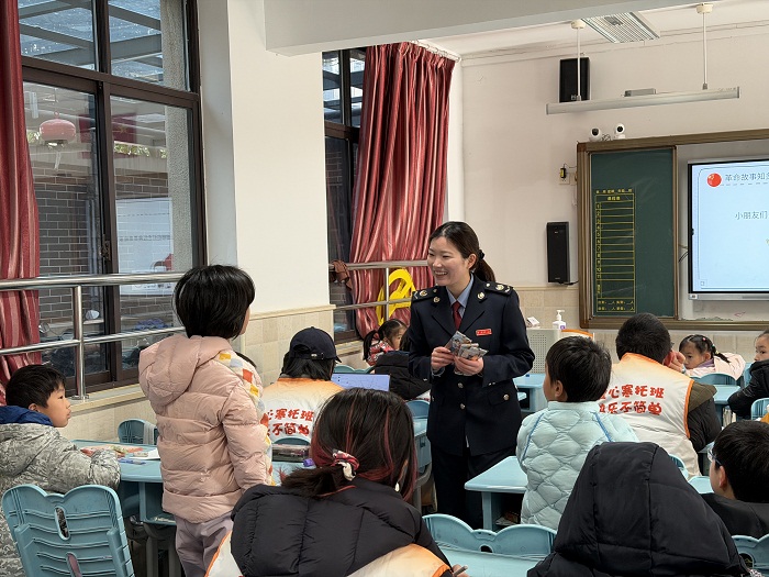 黨史潤童心 稅語伴成長——靜安區稅務局走進愛心寒托班