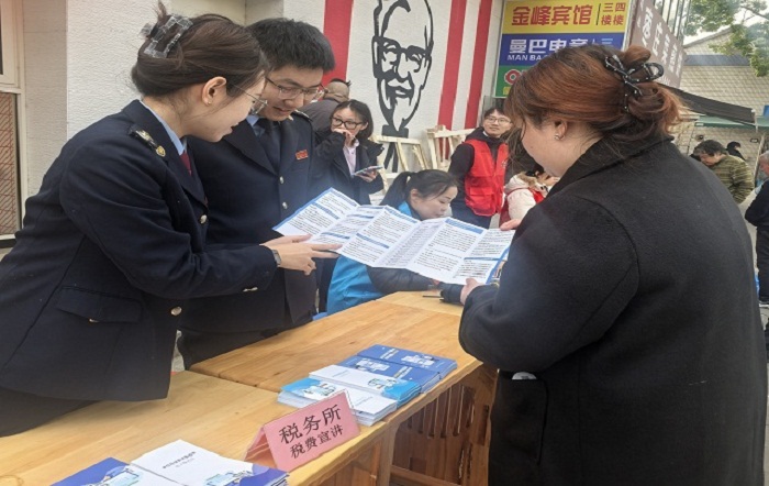 稅暖社區 法潤民心——金山區稅務局參與第二屆居商新集市稅法宣傳