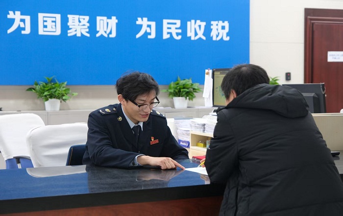策馬揚鞭啟新程 稅暖春早護民生——金山區稅務局節後首個工作日服務紀實