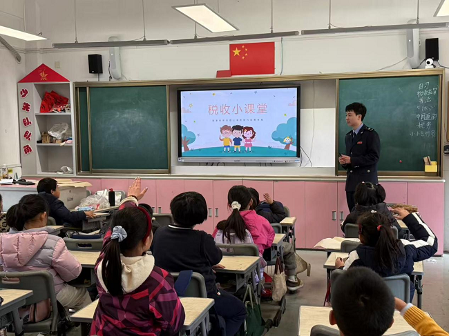 趣味學稅法，誠信築未來——閔行區稅務局開展愛心寒托班稅收宣傳活動