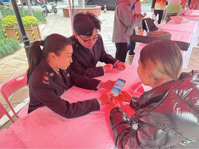 便民春風進社區——閔行區稅務局開展稅費服務活動