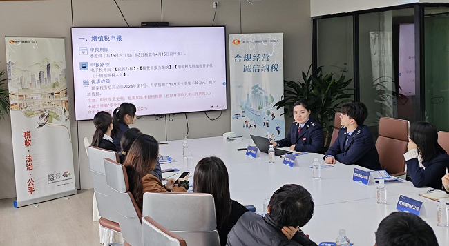 稅宣春風拂市場 協同共治助發展——閔行區稅務局走進紅星美凱龍開展稅收宣傳活動