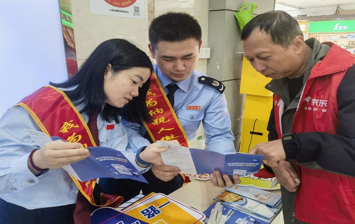 與稅同行，服務為民——青浦區稅務局第四稅務所前開展稅宣進驛站活動