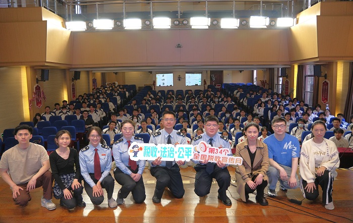 學科混搭稅法——徐匯區稅務局在上海市第四中學舉行稅法知識班會課