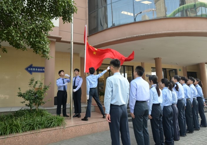 國旗高揚聚力量 砥礪奮進再出發——國慶後首日區局舉行升旗儀式