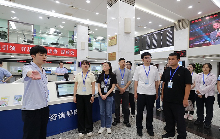虹口区税务局开展“见习税官体验行”政府开放日活动