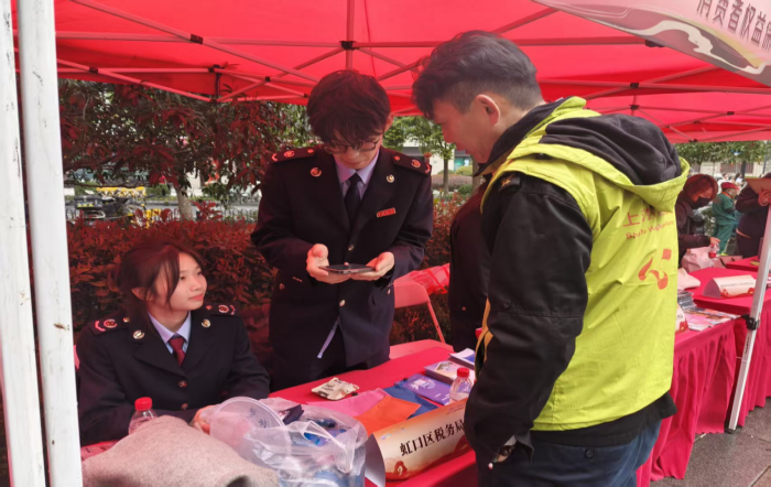 送“政”上门优服务——虹口区税务局走进社区开展税法宣传活动