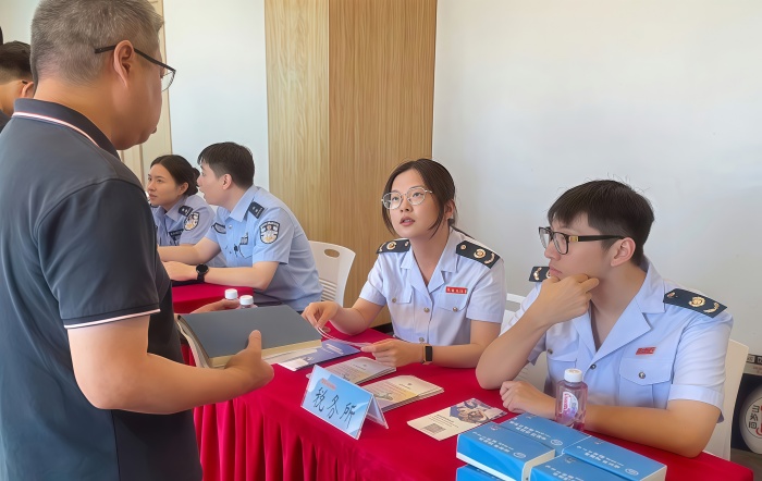 税法宣传进基层 惠企答疑零距离——嘉定区税务局积极参与“优化基层营商环境”宣传活动