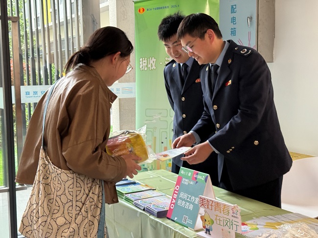 助企便民沐春风税费服务惠更好——闵行区税务局走进城投宽庭九星社区开展税收宣传活动