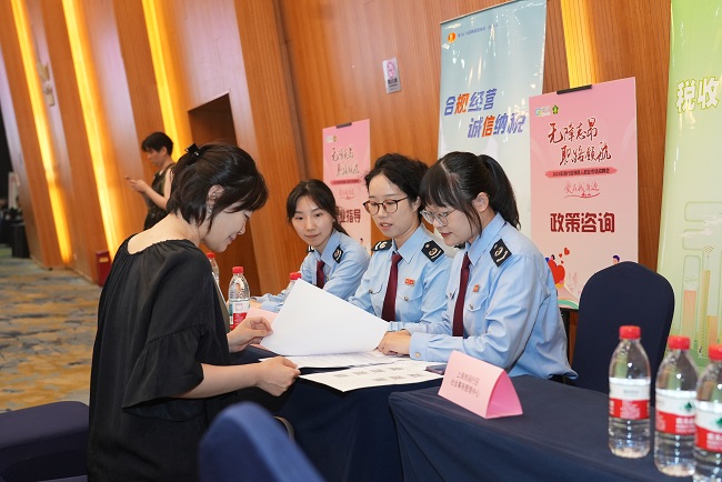 税惠助残促融合 精准服务添动能——闵行区税务局护航2025年残疾人就业招聘会
