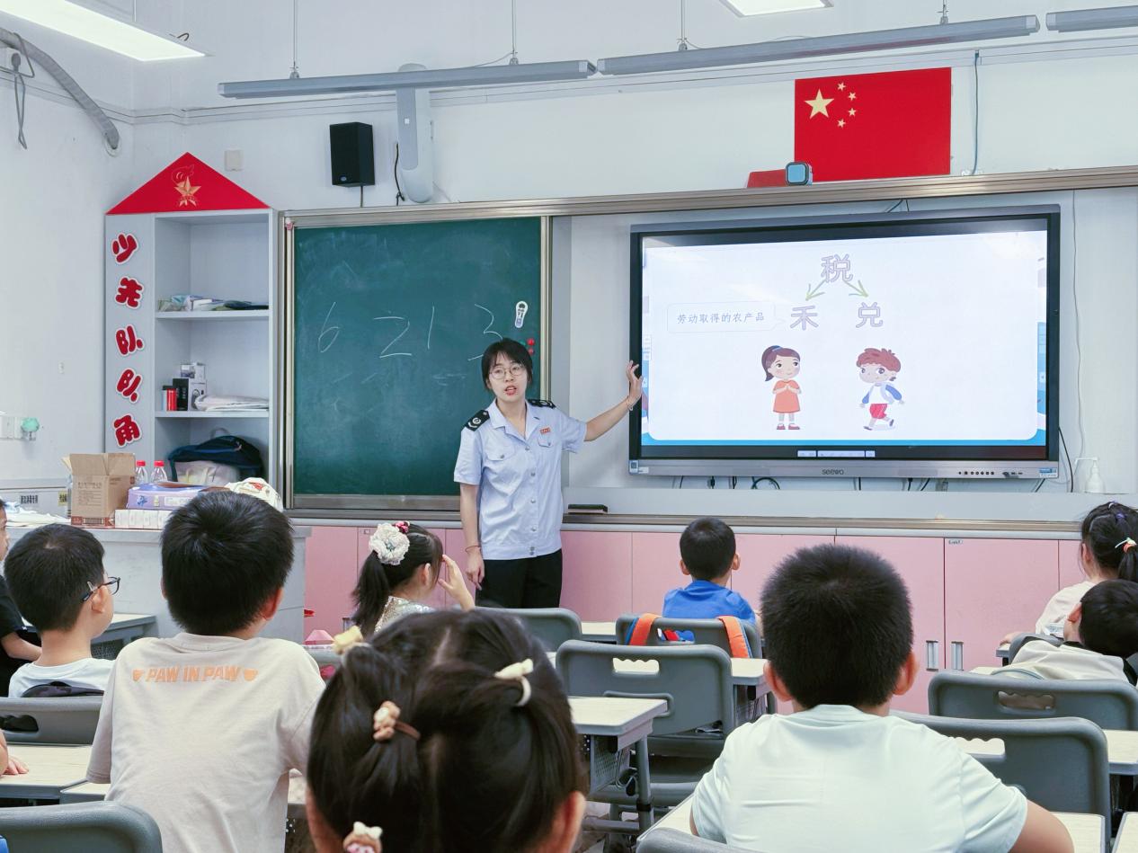 青税育苗润童心 税收普法进校园——闵行区税务局走进平南小学开展税收普法活动