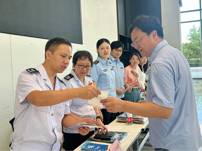 精准服务助发展 税企联动优环境——闵行区税务局参加梅陇镇“营商环境体验行”活动