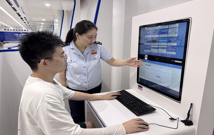 松江区税务局助力新版《中国税收居民身份证明》落地