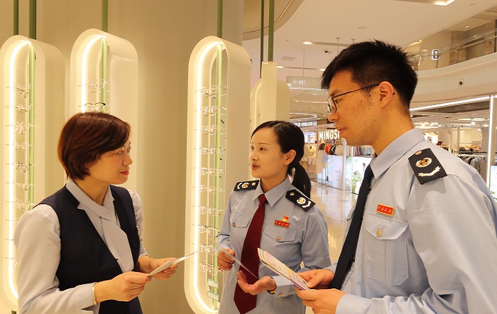税宣进商圈，服务暖人心