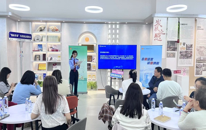 普法强基春风行 税宣服务暖民心——黄浦区税务局深入豫园街道开展税宣活动