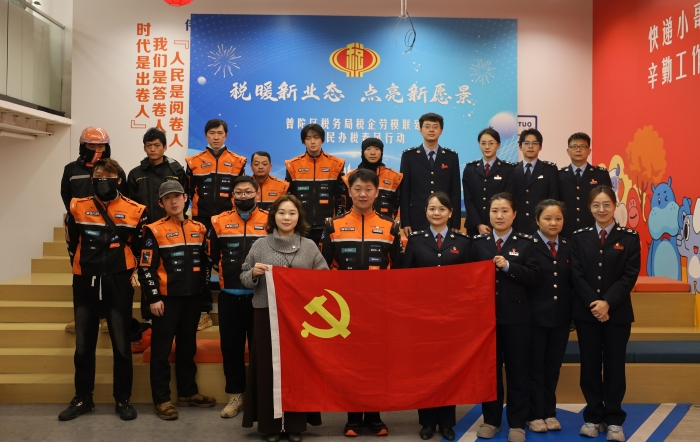 蓝橙相汇送春风 花灯传情雷锋行 ——普陀区税务局开展3·5学雷锋志愿服务系列活动