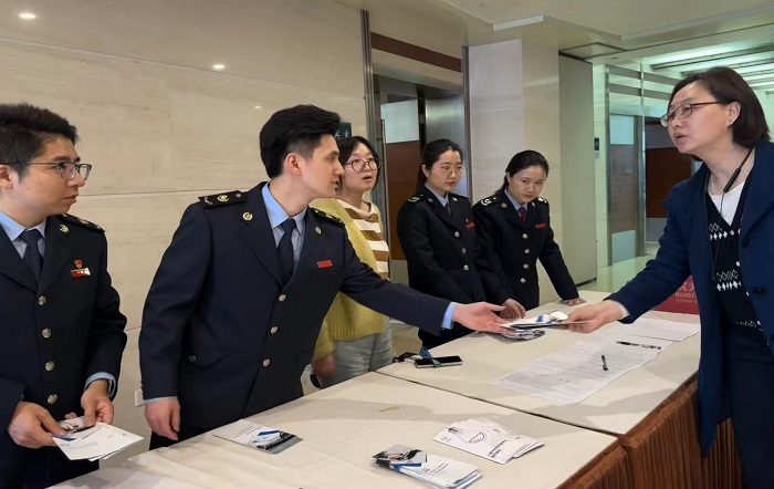 优服务促规范——徐汇区税务局助力上海冬日“暖经济”升腾人间烟火气