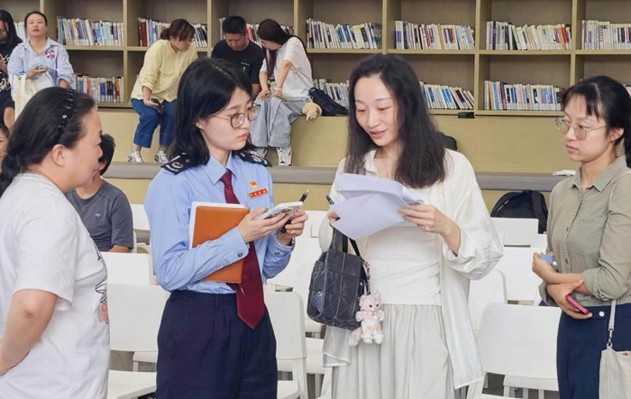 政策找人送红利 春雨润苗护成长——徐汇区税务局助力小微主体减负增效