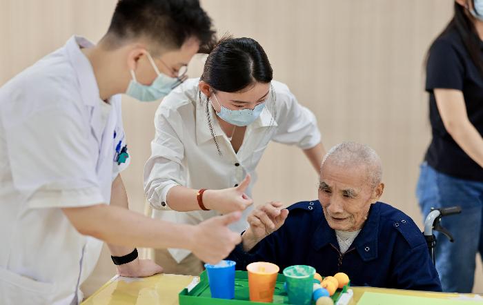 税青同行护晚晴 温情陪伴守记忆——宝山区税务局前往市第三社会福利院开展志愿服务活动