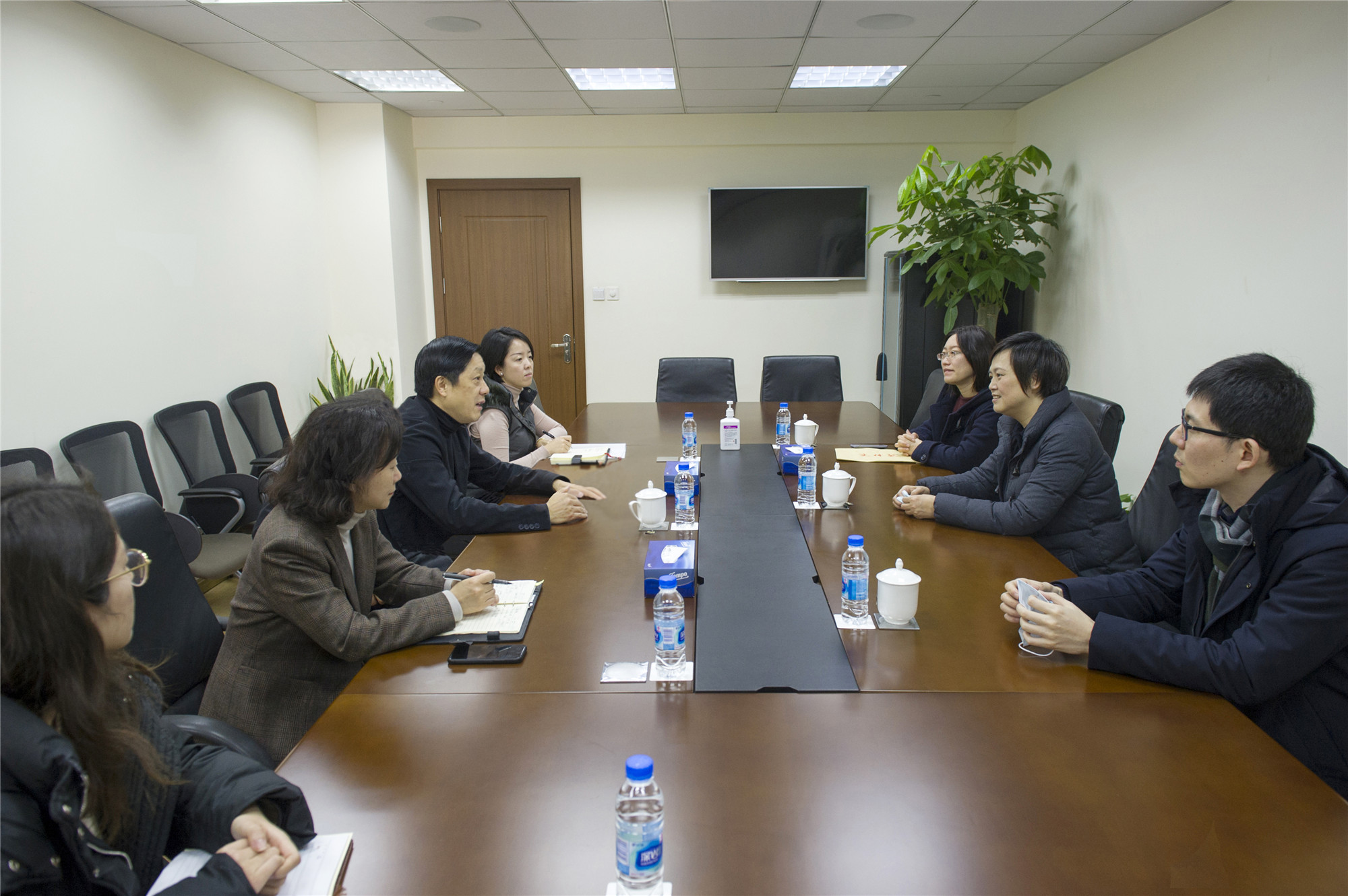 区委组织部副部长陆敏区机关党工委书记李家蓉至区局走访调研