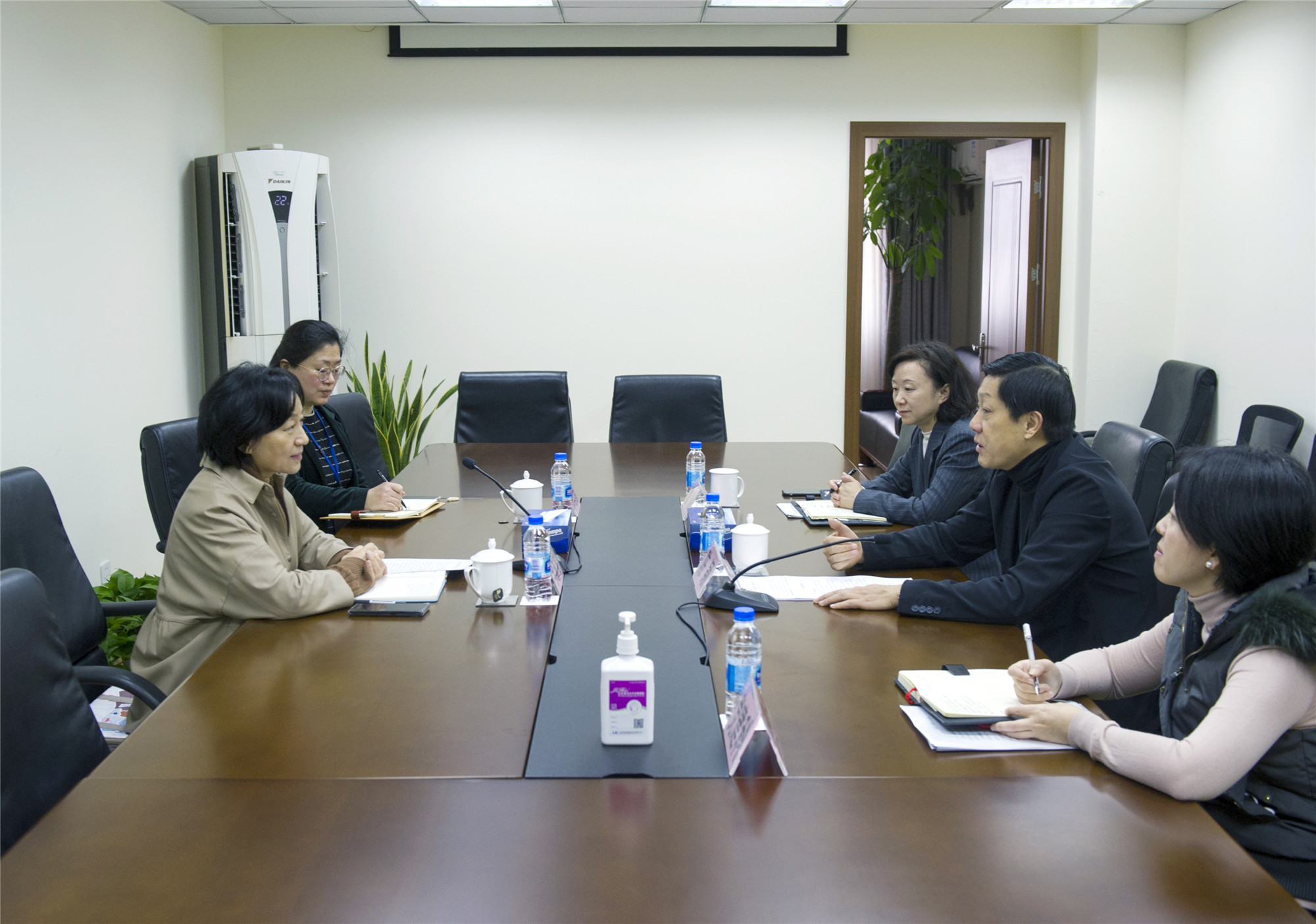 区委组织部副部长陆敏区机关党工委书记李家蓉至区局走访调研