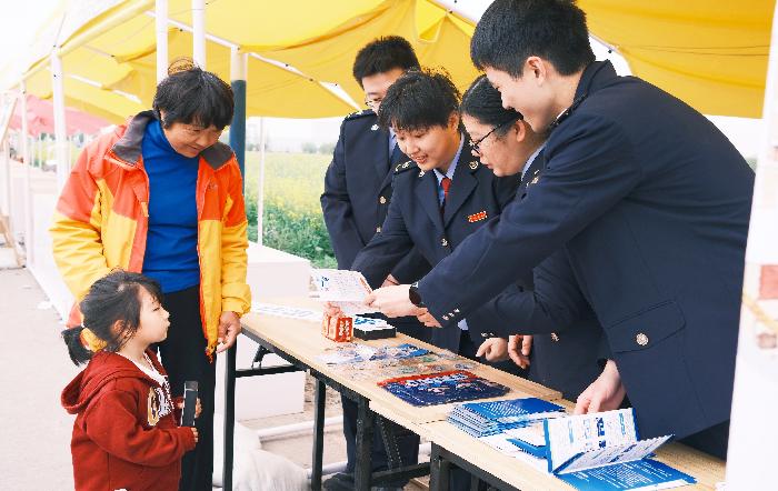 花神節裏送春風 稅宣服務暖人心——寶山區稅務局開展稅收宣傳便民服務活動