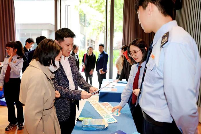 稅宣進商會 服務到身邊 ——寶山區稅務局走進大場鎮商會開展稅收宣傳活動