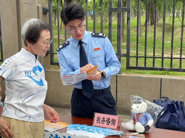 稅費服務融入網路 多方共建賦能治理——寶山區稅務局走進網格社區開展稅收宣傳活動