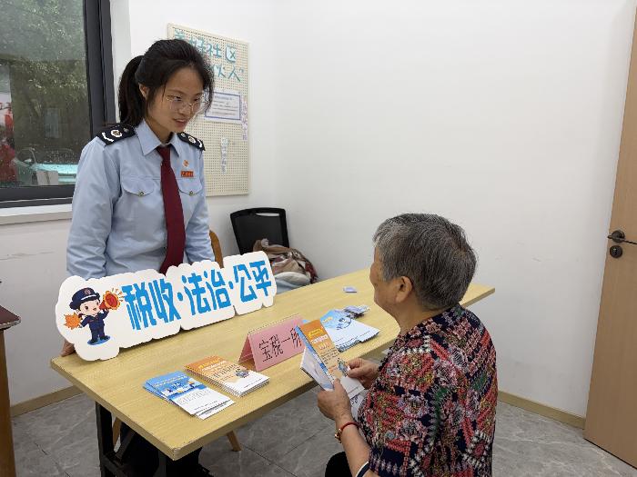 稅潤民心拂清涼 社區服務零距離——寶山區稅務局走進社區開展稅收宣傳活動