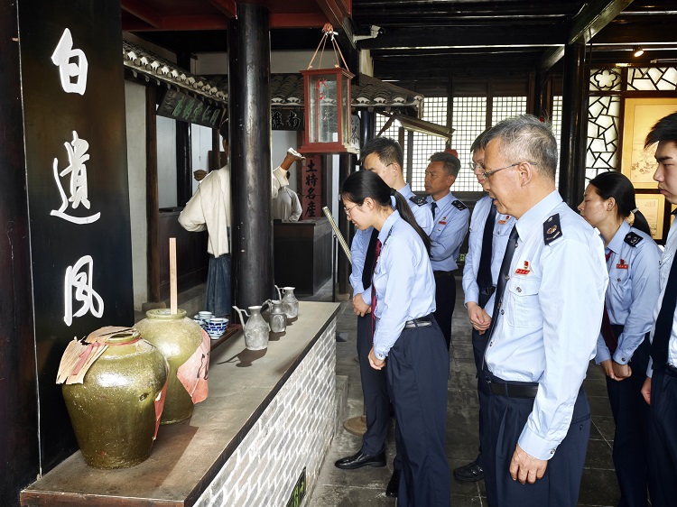 崇明區稅務局第五稅務所黨支部開展“汲取黨史奮進力量 樹立和踐行正確政績觀”主題黨日活動