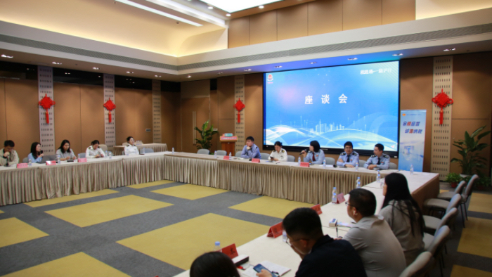 稅惠賦能 護航“走出去”企業——區稅務局聯合奉賢海關、區經委舉辦政策宣講暨首席聯絡員簽約儀式