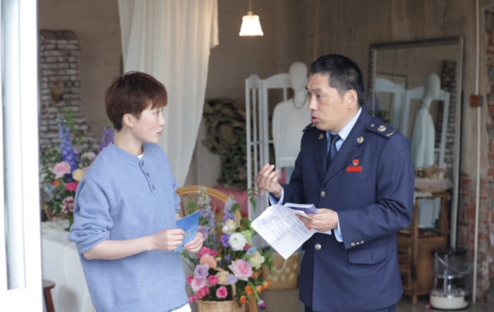 奉賢區稅務局走進青村鎮開展涉農稅費輔導