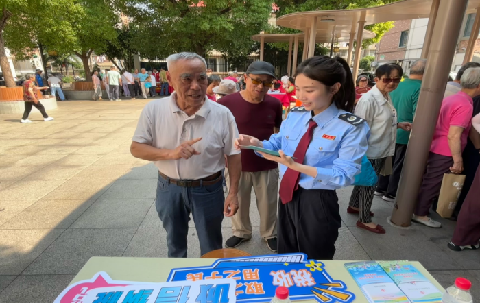 虹口區稅務局走進紀念小區開展稅費政策宣傳活動