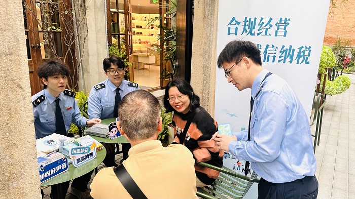 普法進商圈 稅惠伴民生——靜安區稅務局開展“稅惠靜安 票亮消費”主題宣傳活動