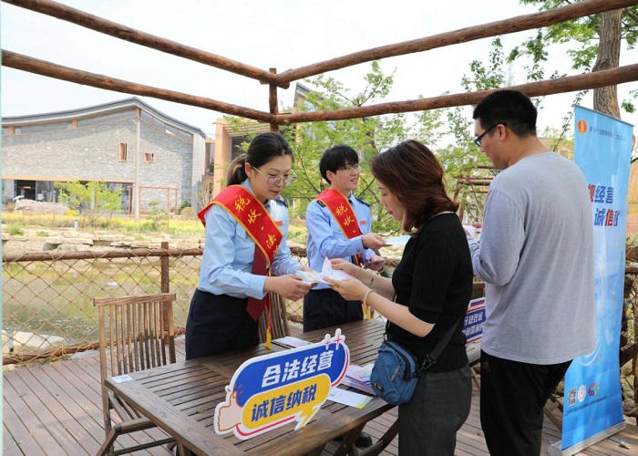 稅惠春風進市集 鄉村地頭話振興——青浦區稅務局開展稅收宣傳進鄉村活動