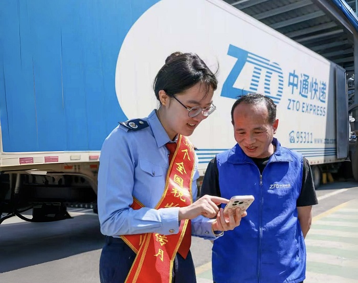 稅宣與快遞“同行”，打造“移動宣傳陣地”