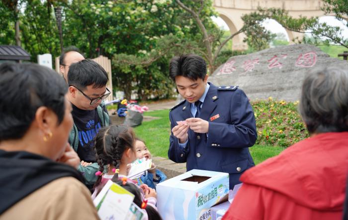 松江區稅務局走進思賢公園開展稅收法治宣傳