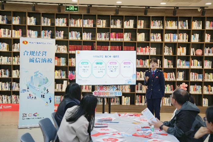 稅月書香剪成畫 櫻園稅暖紙上生——寶山區稅務局與寶山區圖書館、顧村公園“櫻悅書苑”開展聯學共建活動