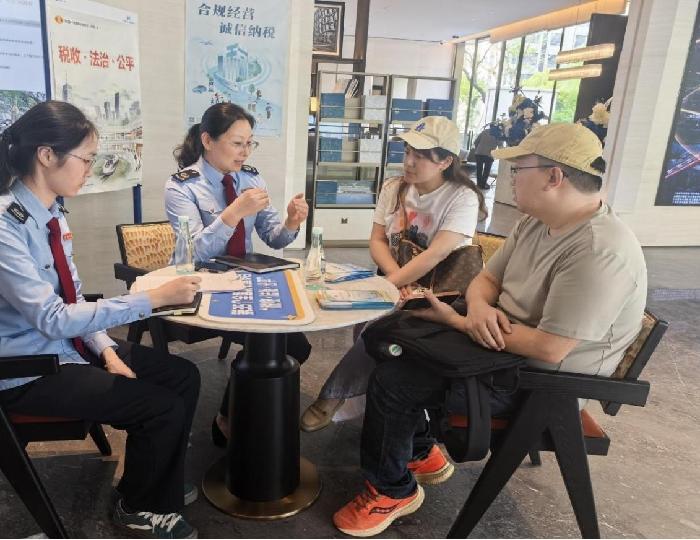稅惠進房企 服務暖民心——寶山區稅務局開展稅收宣傳活動