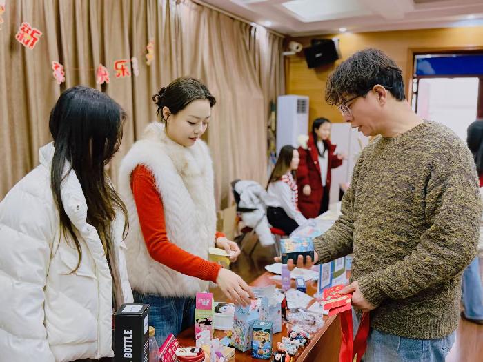 長寧區稅務局開展“點亮心願 福滿新春”愛心義賣暨新春遊園會活動